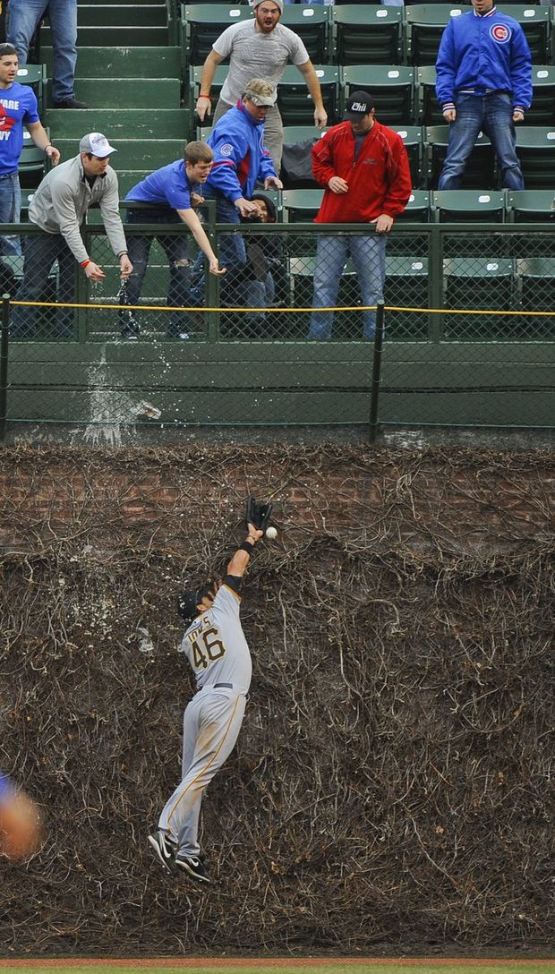 Garreth Jones, hráč baseballového Pittsburgh Pirates, schytal pivní spršku od jednoho z fanoušků Garreth Jones, hráč baseballového Pittsburgh Pirates, schytal pivní spršku od jednoho z fanoušků