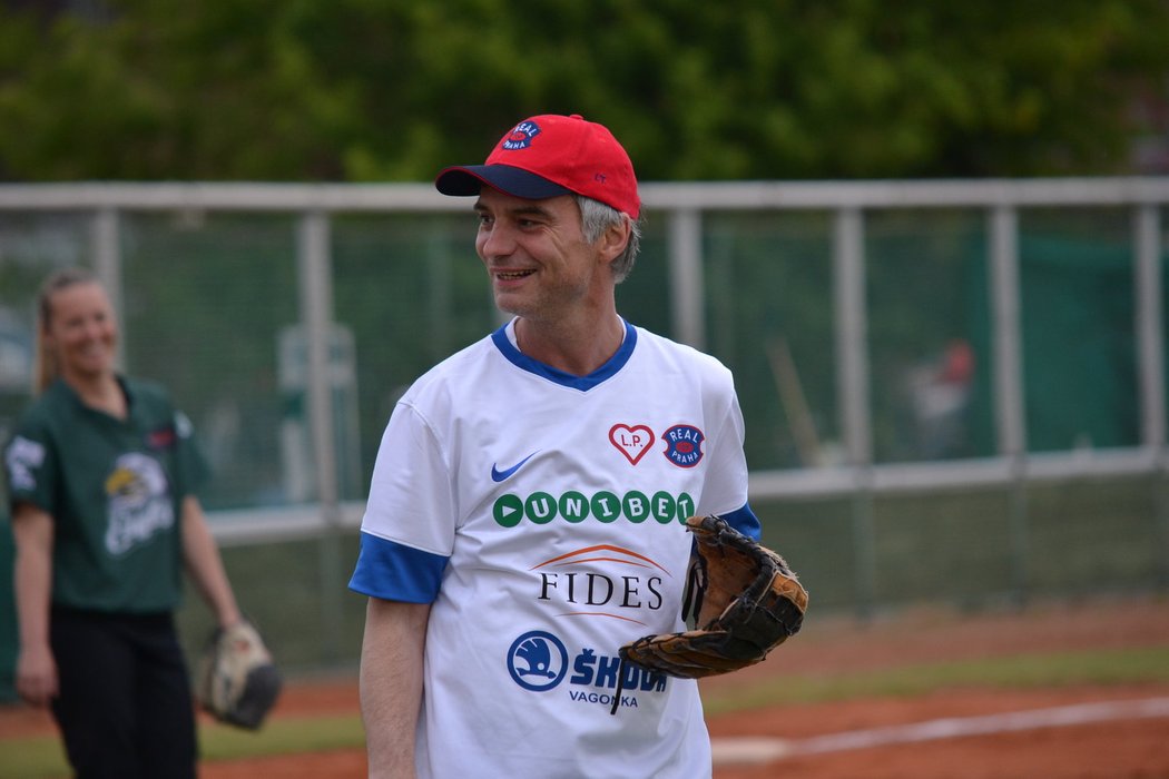 Populární herec Ivan Trojan při charitativním baseballovém zápase
