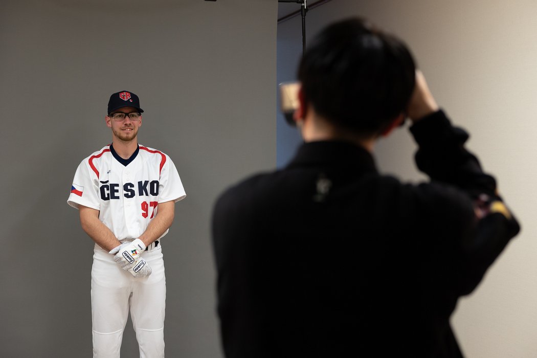 Marek Krejčiřík se fotí v českém dresu pro organizátory z MLB