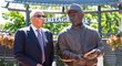 Bývalý slavný baseballista a první afro-americký trenér v MLB Frank Robinson v roce 2017