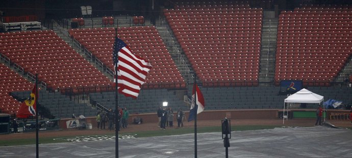 Pohled na Busch Stadium, na kterém se šestý zápas Světové série nemohl odehrát kvůli dešti