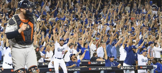 Baseballisté a fanoušci Los Angeles Dodgers slaví. Tým si opět po roce zahraje Světovou sérii o titul v zámořské MLB.