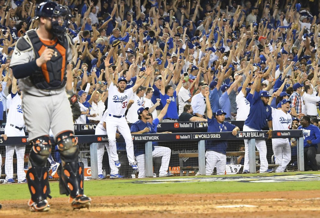 Baseballisté a fanoušci Dodgers slaví triumf v prvním zápase Světové série