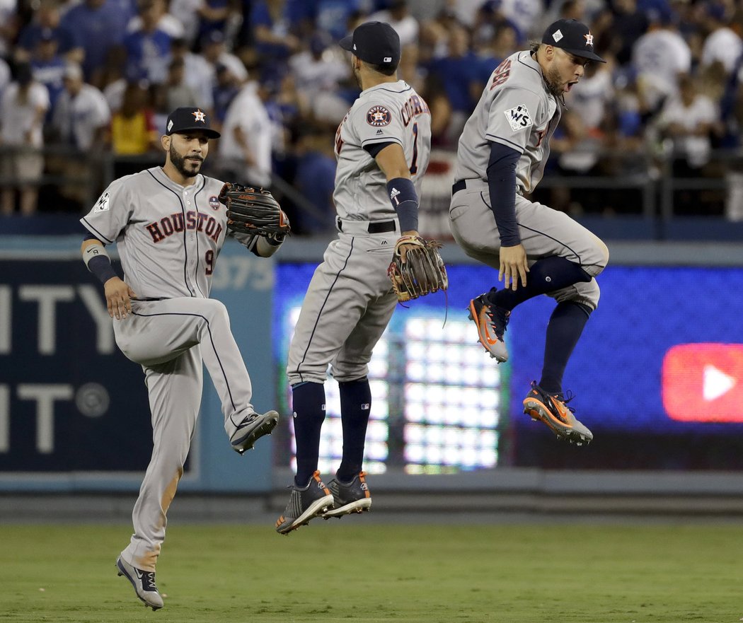 Baseballisté Houstonu vyhráli v divokém závěru v druhé nastavené směně v Los Angeles 7:6