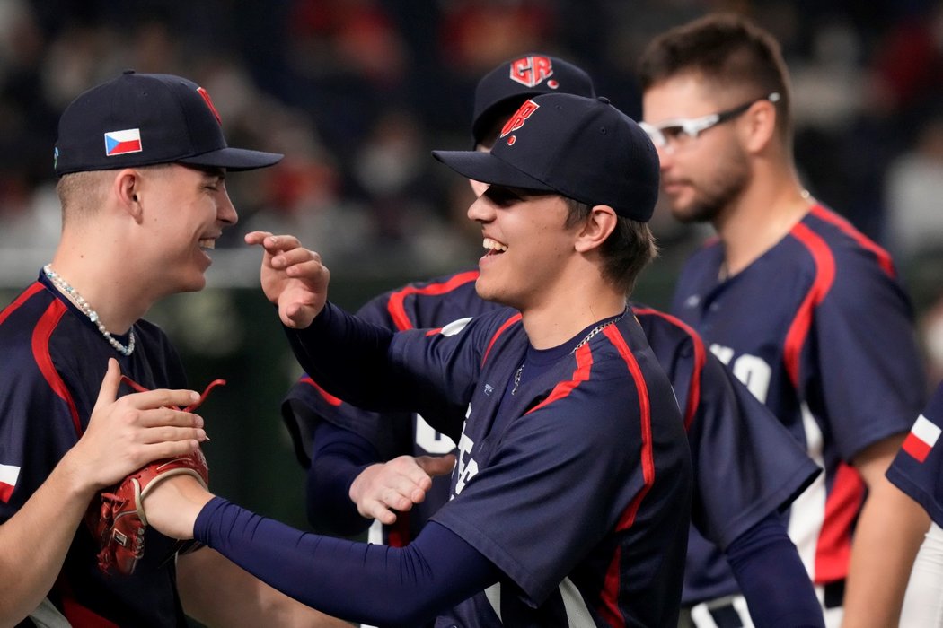 Čeští baseballisté slaví stažené doběhy v zápase s Čínou