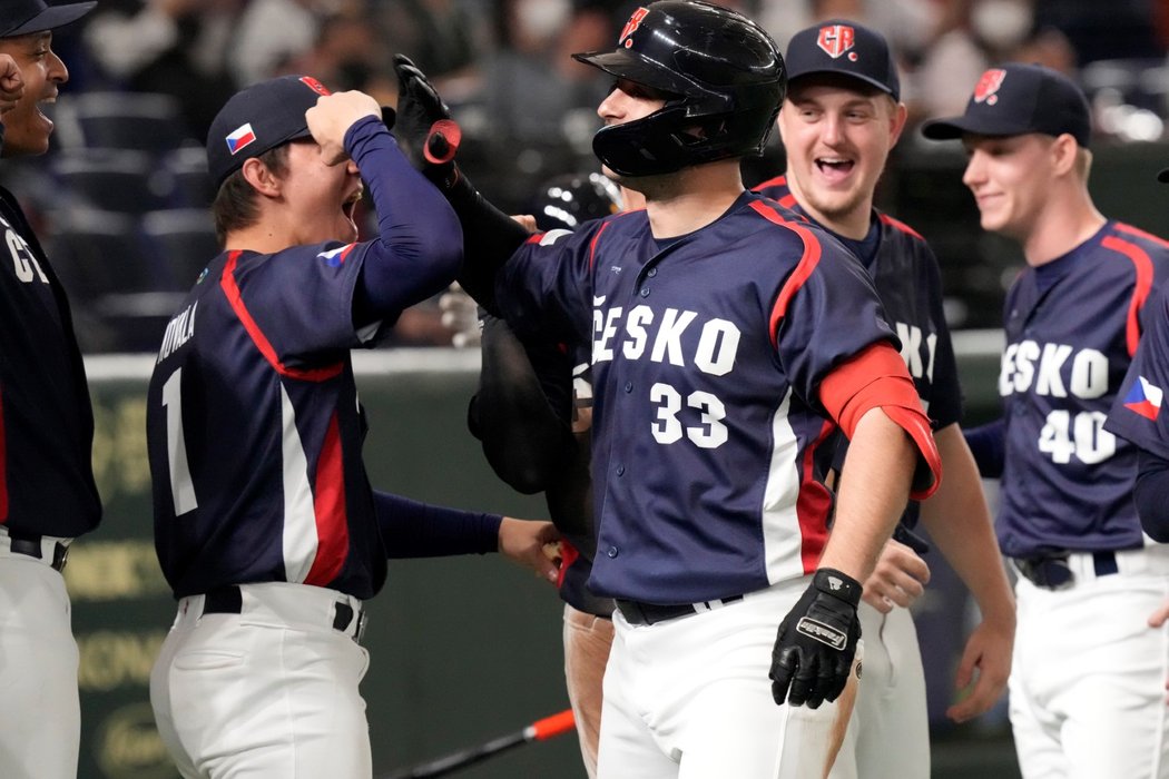 Čeští baseballisté slaví stažené doběhy v zápase s Čínou