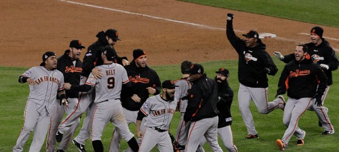 Hráči San Francisco Giants se radují z triumfu