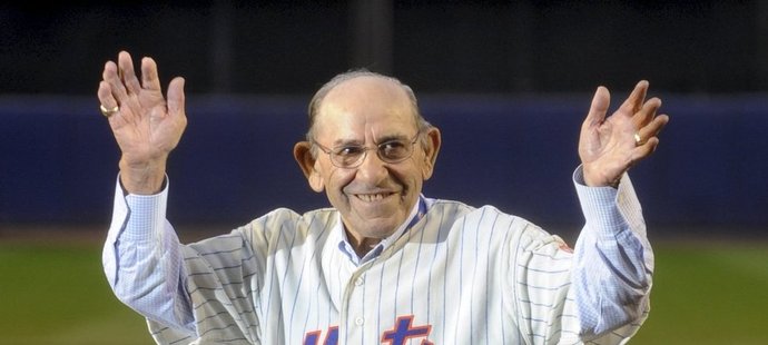 Yogi Berra zdraví fanoušky New York Mets v roce 2008