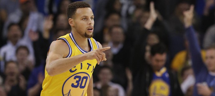 Stephen Curry jako tradičně vedl Warriors