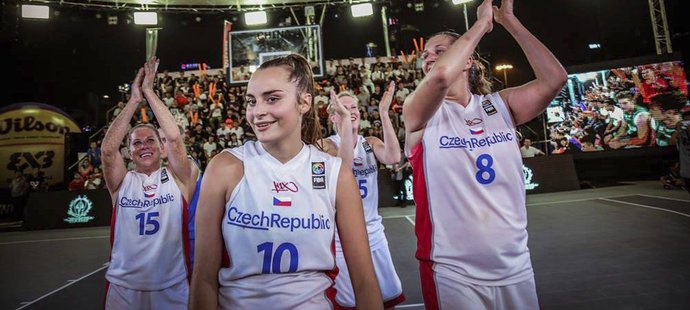 České basketbalistky se radují z titulu mistryň světa ve hře tři na tři