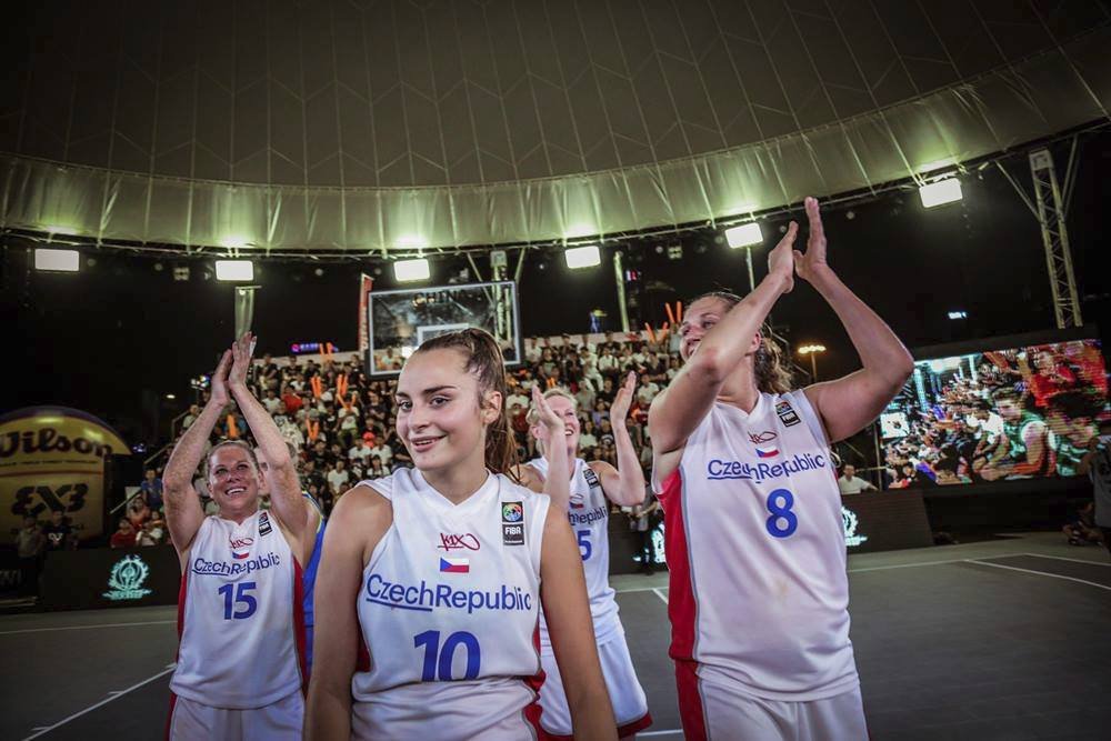 České basketbalistky se radují z titulu mistryň světa ve hře tři na tři