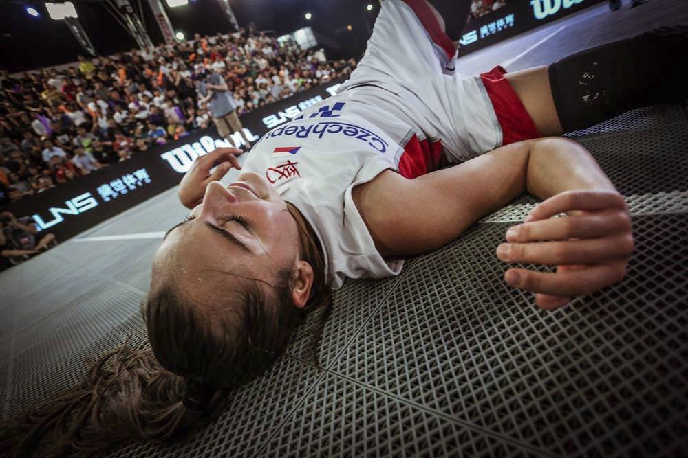 Vyčerpaná Sára Krumpholcová ve finále mistrovství světa basketbalistek 3x3