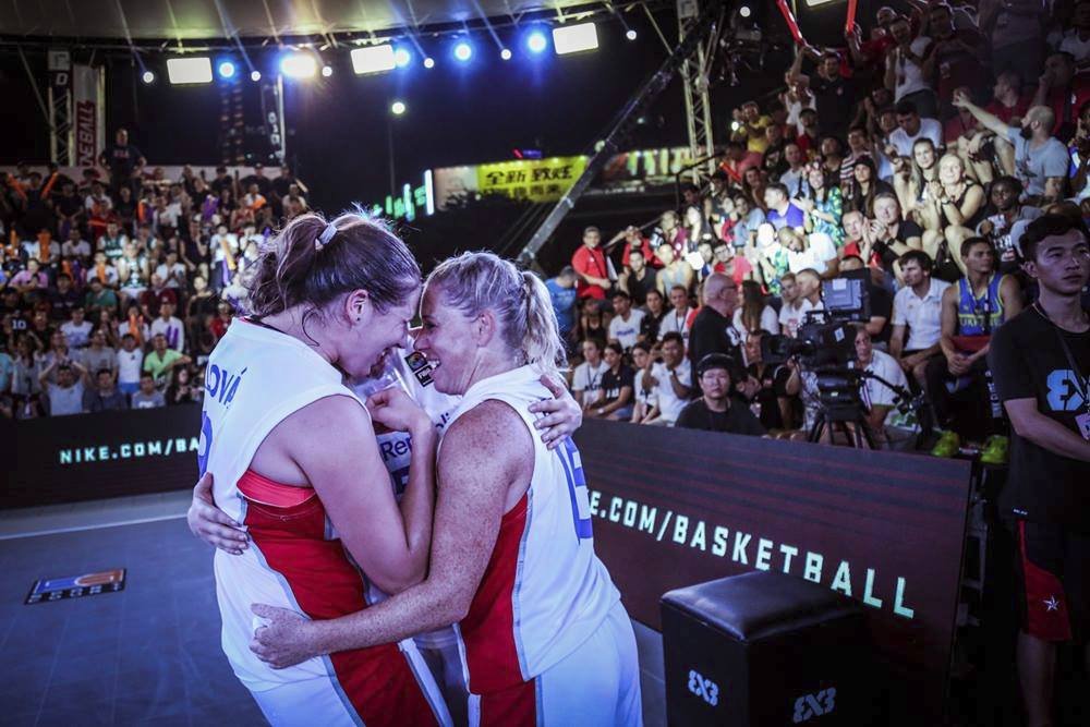 České basketbalistky slaví triumf na mistrovství světa ve hře tři na tři. Vpravo je hrající trenérka Michaela Uhrová.