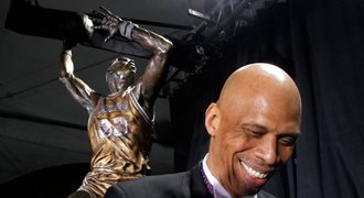 Typická střela Abdula-Jabbara! Nejlepší střelec NBA má sochu