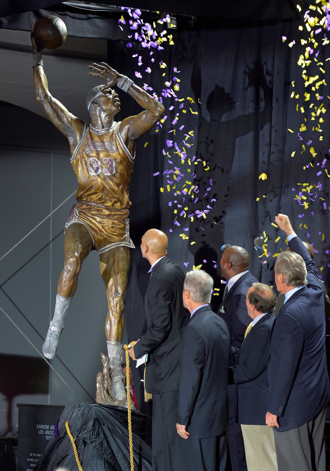 *1947, Kareem Abdul-Jabbar: I nejlepší střelec v historii NBA, se dočkal nebývalé pocty. Bývalý hráč odkryl svou sochu, která ho ukazuje v dresu Lakers při jeho typické střele přes hlavu. V době kariéry hrál na postu pivota a měřil 218 centimetrů. Šestkrát se svým týmem vyhrál finále NBA