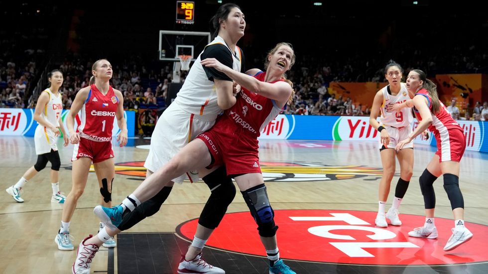 Alena Hanušová v akci proti reprezentaci Číny