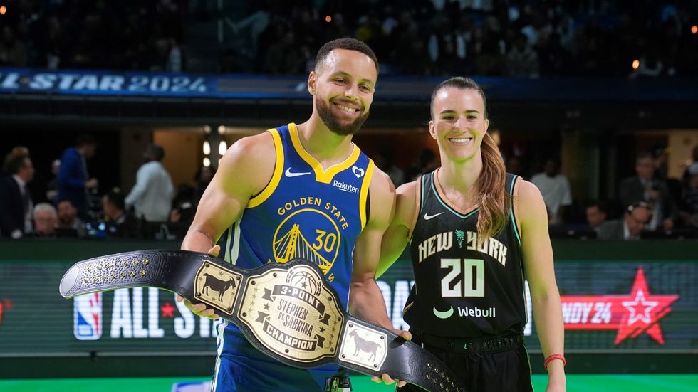 Nejlepší střelec dějin NBA Stephen Curry z Golden State vedle kamarádky a elitní snajperky Sabriny Ionescuové při All Star Game