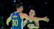 Stephen Curry se chystá obejmout Sabrinu Ionescuovou po dovednostním souboji při All Star Game NBA