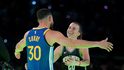 Stephen Curry se chystá obejmout Sabrinu Ionescuovou po dovednostním souboji při All Star Game NBA