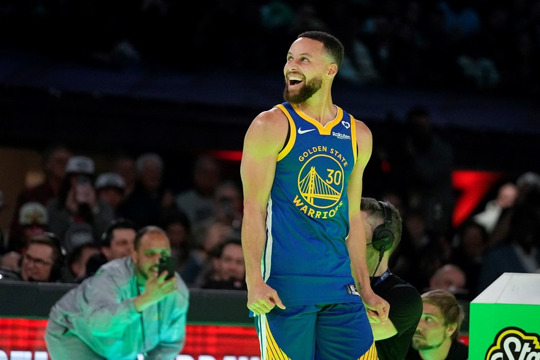 Radost Stephena Curryho po vítězství v dovednostním souboji All Star Game NBA
