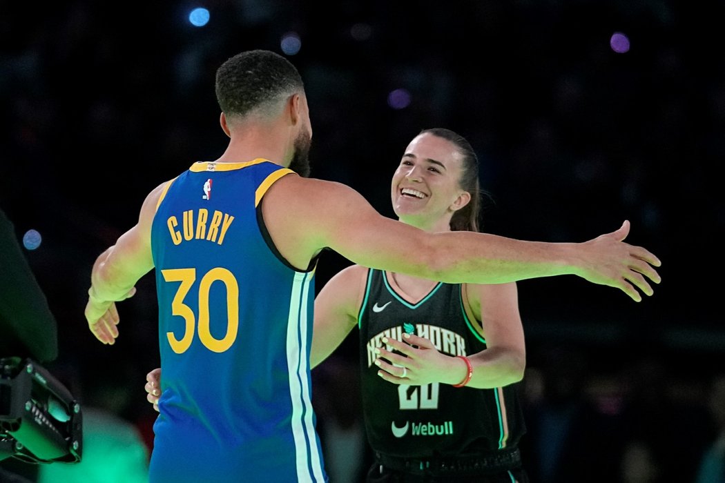 Stephen Curry se chystá obejmout Sabrinu Ionescuovou po dovednostním souboji při All Star Game NBA