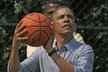 Prezident Spojených států Barack Obama se chystá střílet na koš