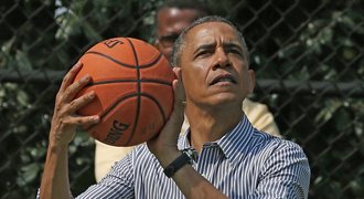 VIDEO: Mizerný basketbalista Obama. Trefil se jen dvakrát z 22 pokusů!