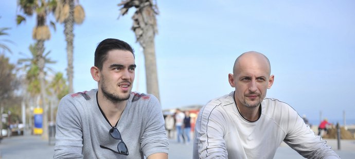 Tomáš Satoranský (vlevo) a Luboš Bartoň. České mládí a zkušenost v Barceloně, na snímku si užívají sluníčka na pláži Platja De La Barceloneta.