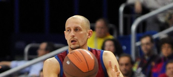 Český basketbalista u míče.