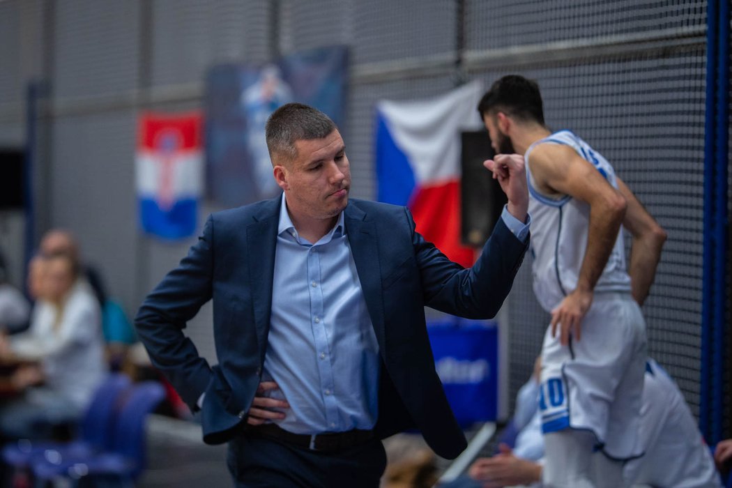 Trenér kolínských basketbalistů Adam Konvalinka