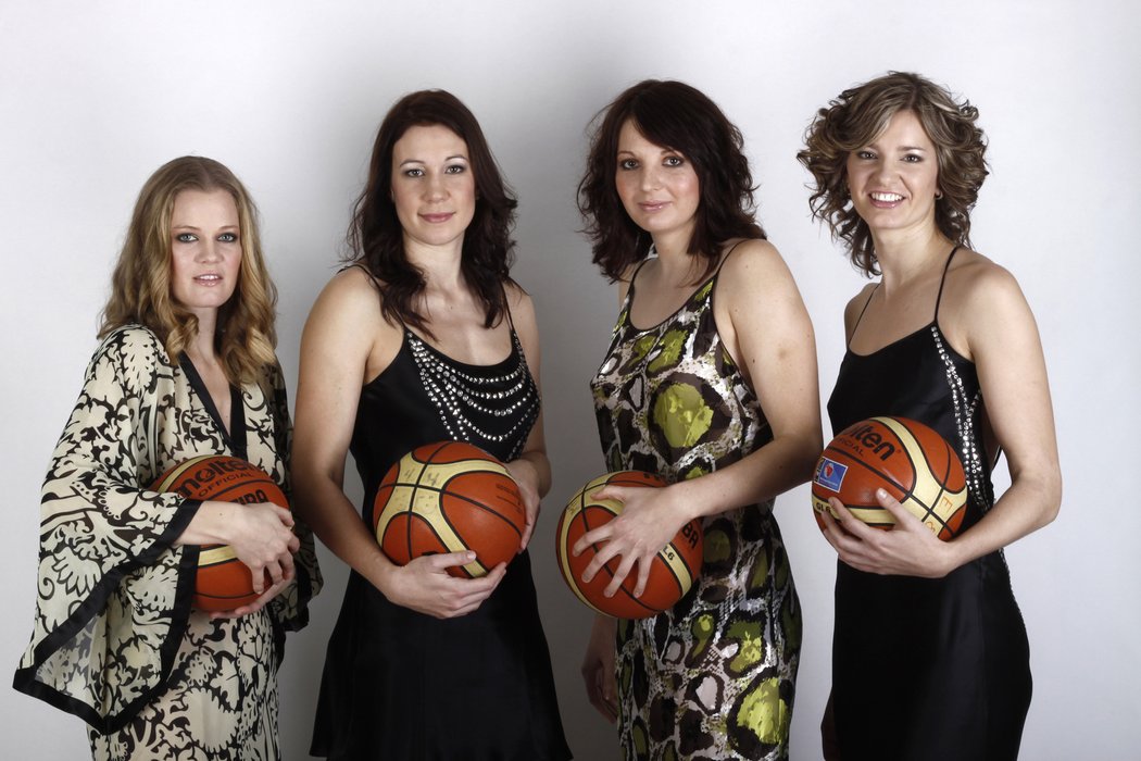 Stříbrné basketbalistky Markéta Bednářová (zleva), Edita Šujanová, Tereza Pecková a Eva Vítečková