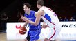 Český basketbalista Jiří Welsch v souboji s Nemanjem Bjelicou