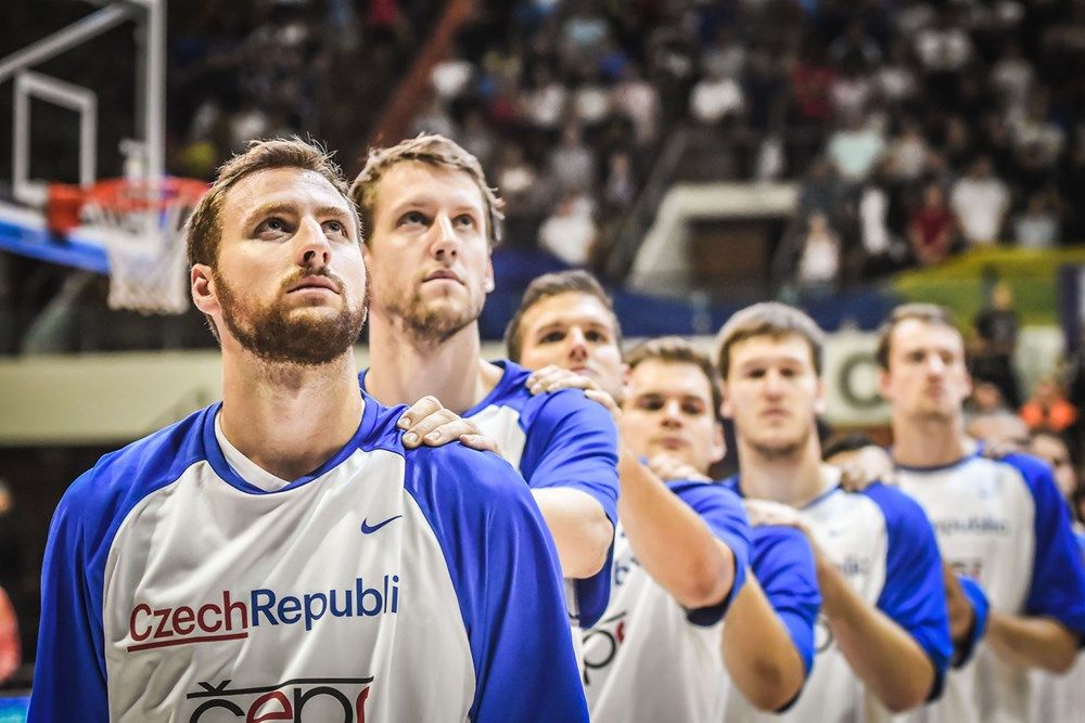 Čeští basketbalisté při národní hymně před duelem s Bosnou