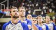 Čeští basketbalisté při národní hymně před duelem s Bosnou