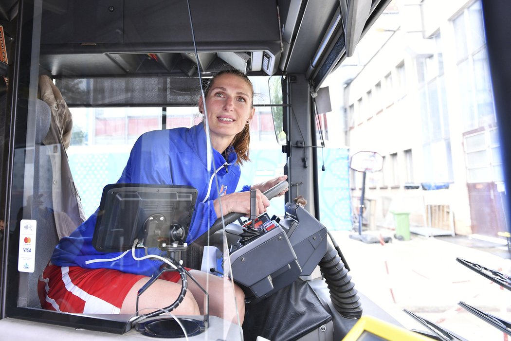 Basketbalistka Burgerová v autobuse, na kterém je její portrét