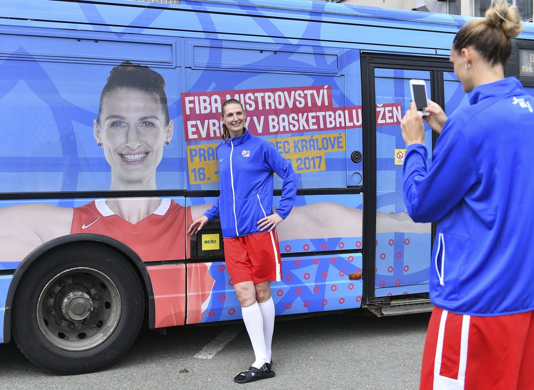 Fanoušky na ME bude po Hradci vozit autobus s obřím portrétem Burgerové