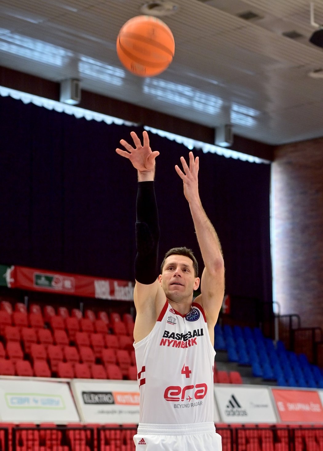 Basketbalista Petr Benda v dresu Nymburka