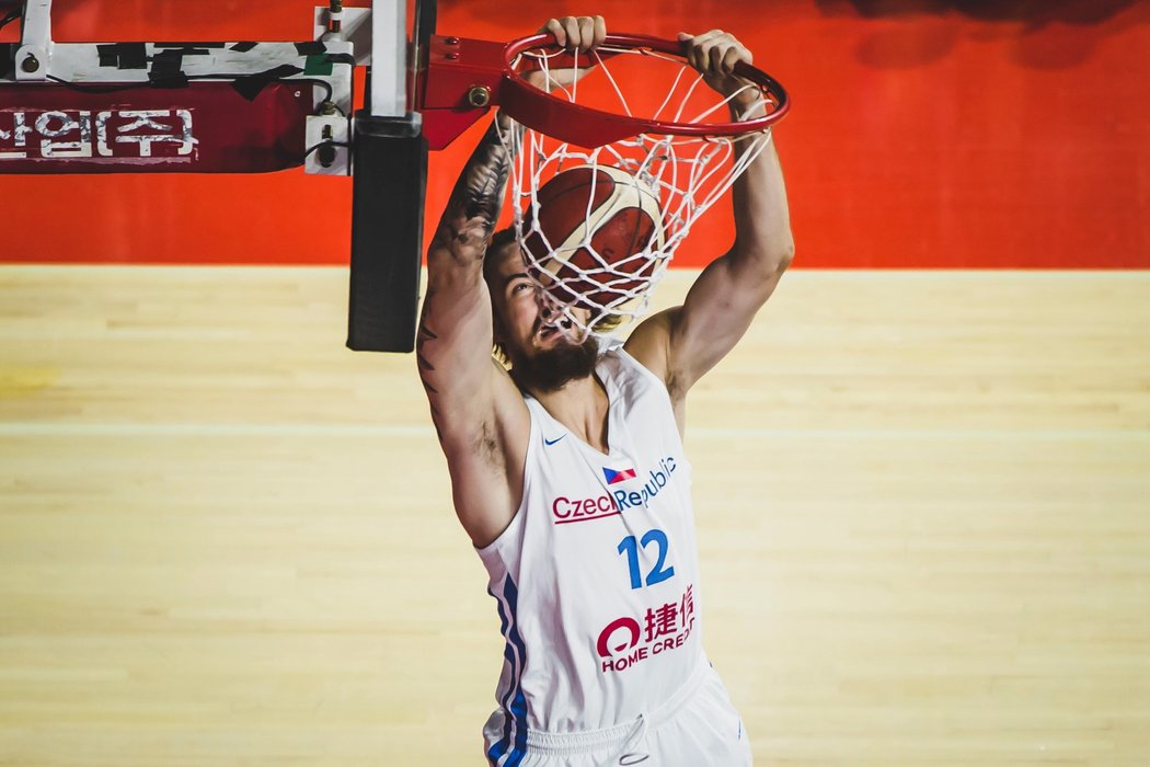 Český basketbalista Ondřej Balvín v utkání proti Angole před šampionátem v Číně