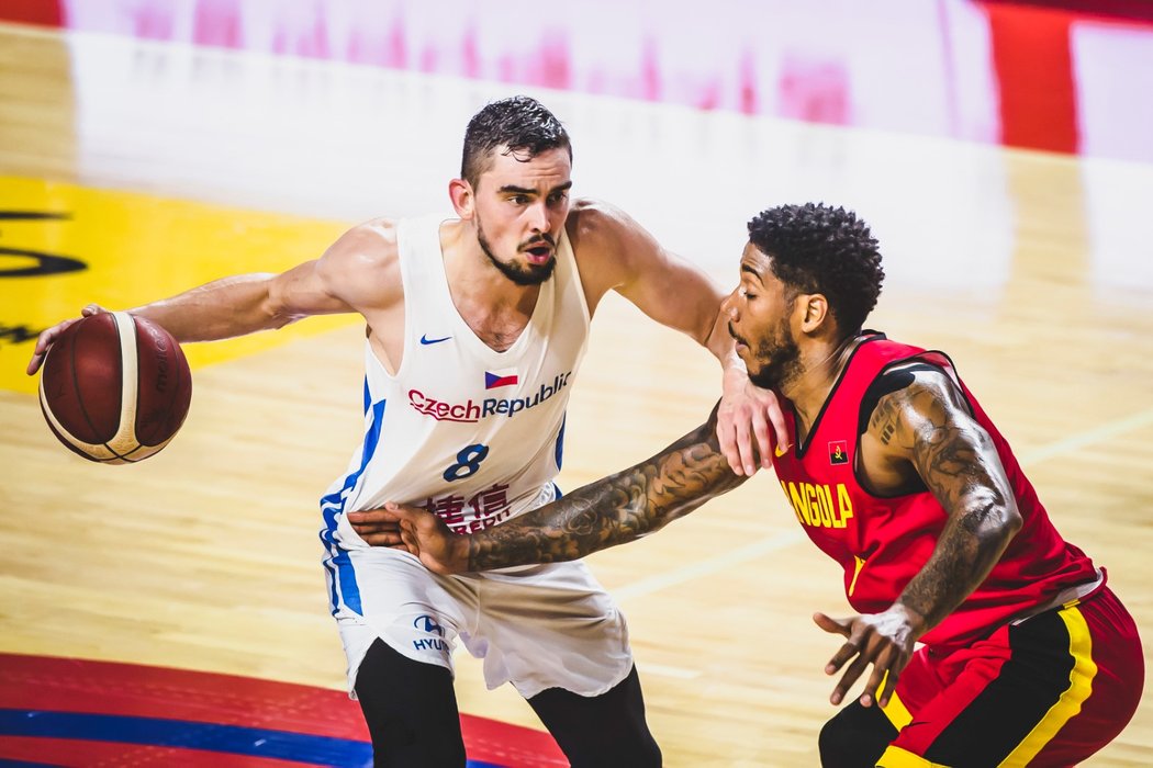 Český basketbalista Tomáš Satoranský v přípravném utkání s Angolou před světovým šampionátem v Číně