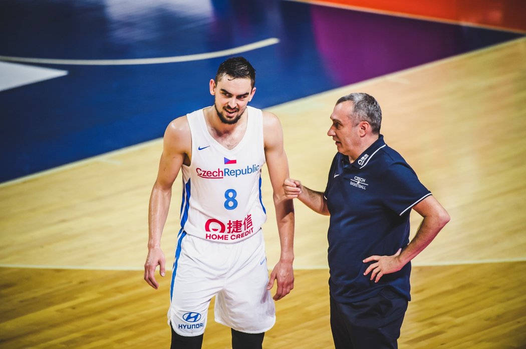 Tomáš Satoranský a trenér českého basketbalového týmu Ronen Ginzburg během zápasu s Angolou