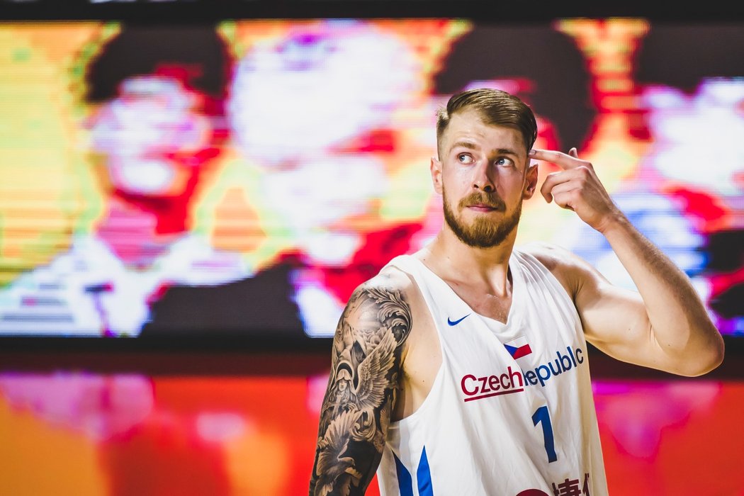Český basketbalista Patrik Auda v utkání s Angolou
