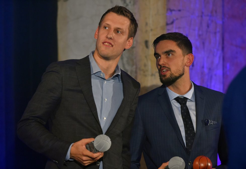 Tomáš Satoranský (vpravo) ukončil dvouleté panování Jana Veselého a počtvrté se stal basketbalistou sezony