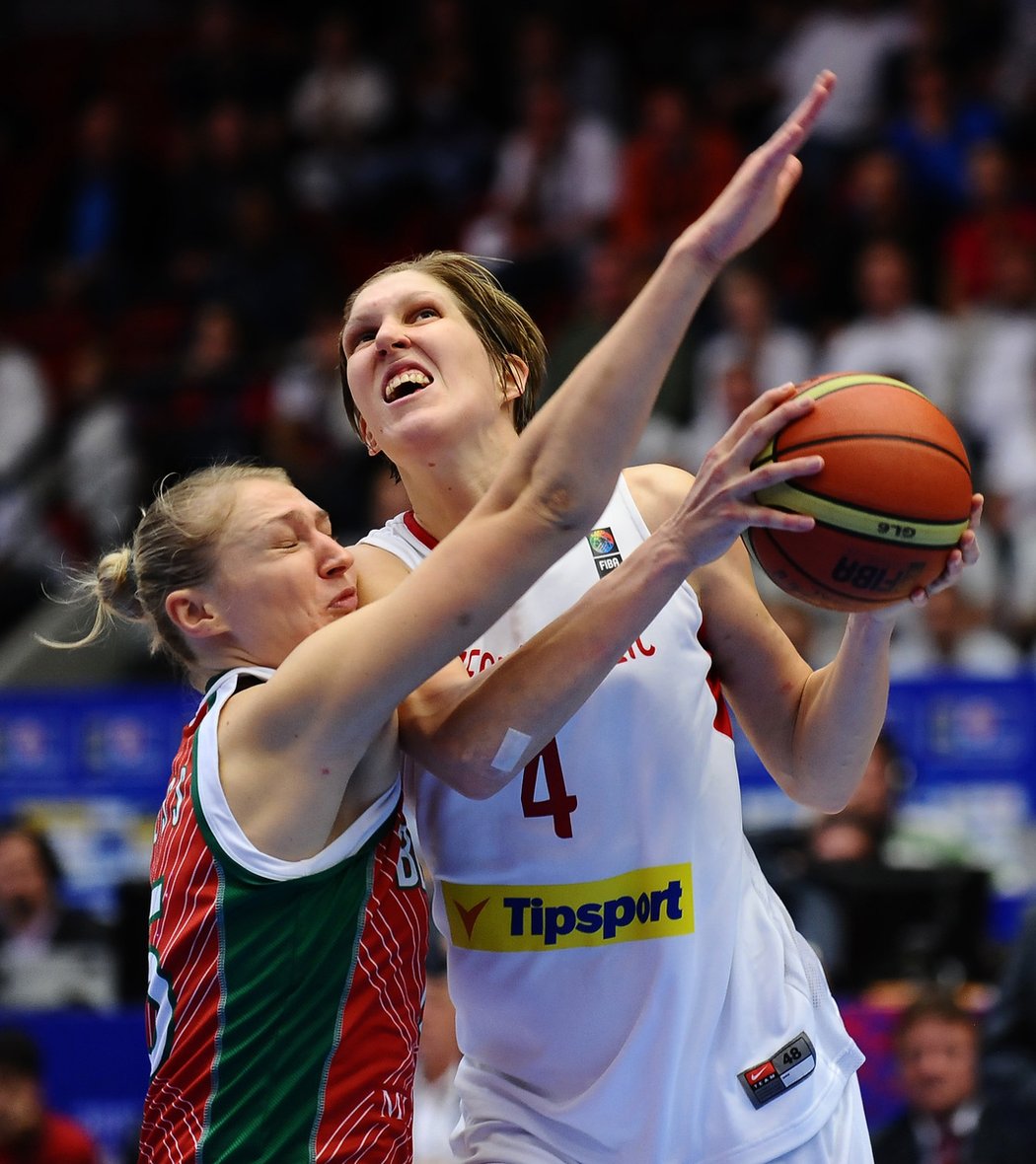 Basket někdy bolí. Marina Kressová se tlačí na Janu Veselou