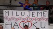 "MILUJEME HANKU," říkal transparent při semifinále