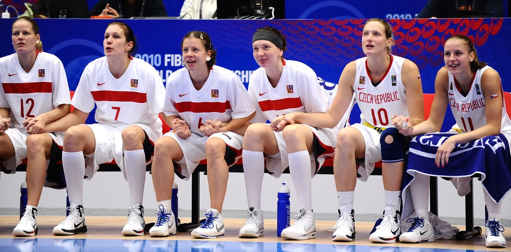 Lavička českých basketbalistek sleduje semifinálovou bitvu s Běloruskem