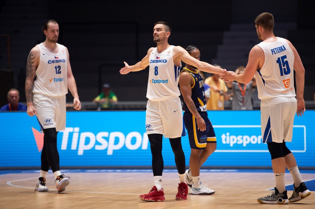 Ondřej Balvín, Tomáš Satoranský a Martin Peterka během zápasu s Bosnou