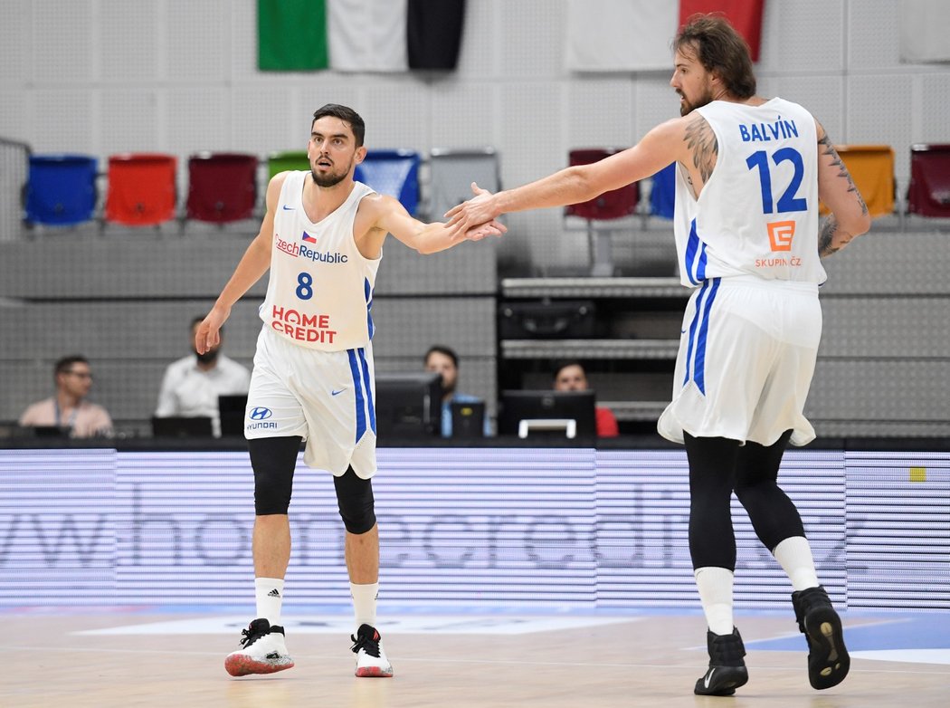 Tomáš Satoranský a Ondřej Balvín v zápase českých basketbalistů proti Jordánsku