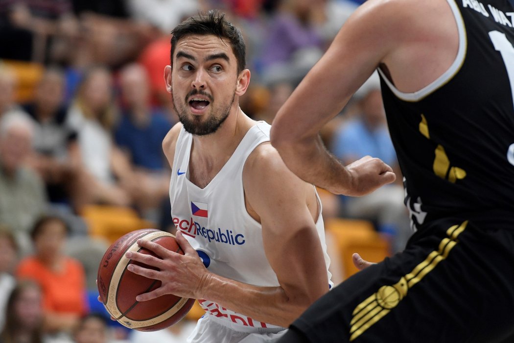 Český basketbalista Tomáš Satoranský v utkání s Jordánskem