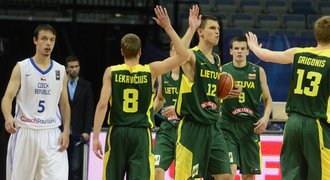 Basketbaloví junioři na úvod MS těsně podlehli litevským obhájcům