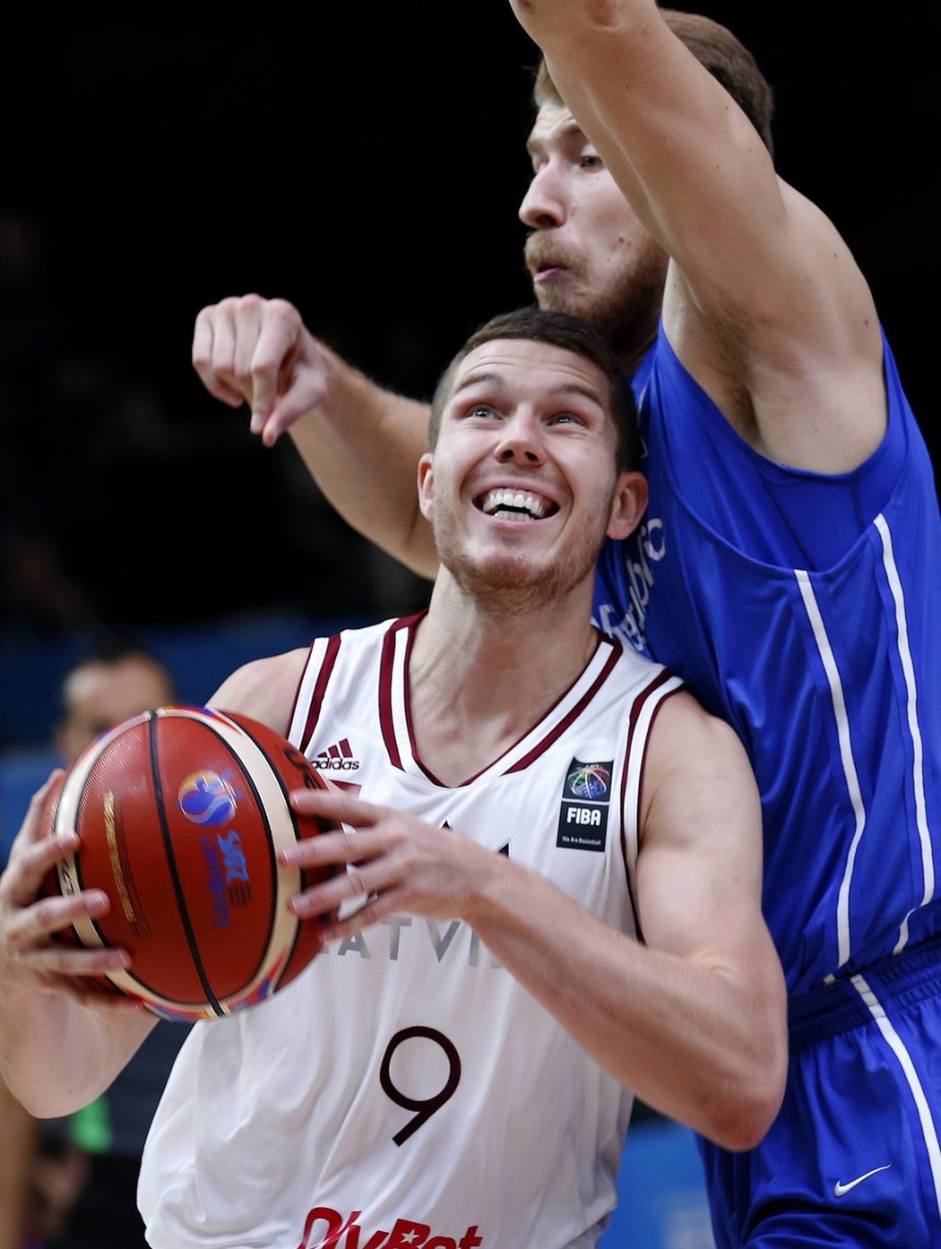 Dairise Bertanse z Lotyšska brání český basketbalista Patrik Auda 